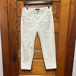 Earl Jeans size 6 White Cropped stretch jeans with crochet detail on cuffs